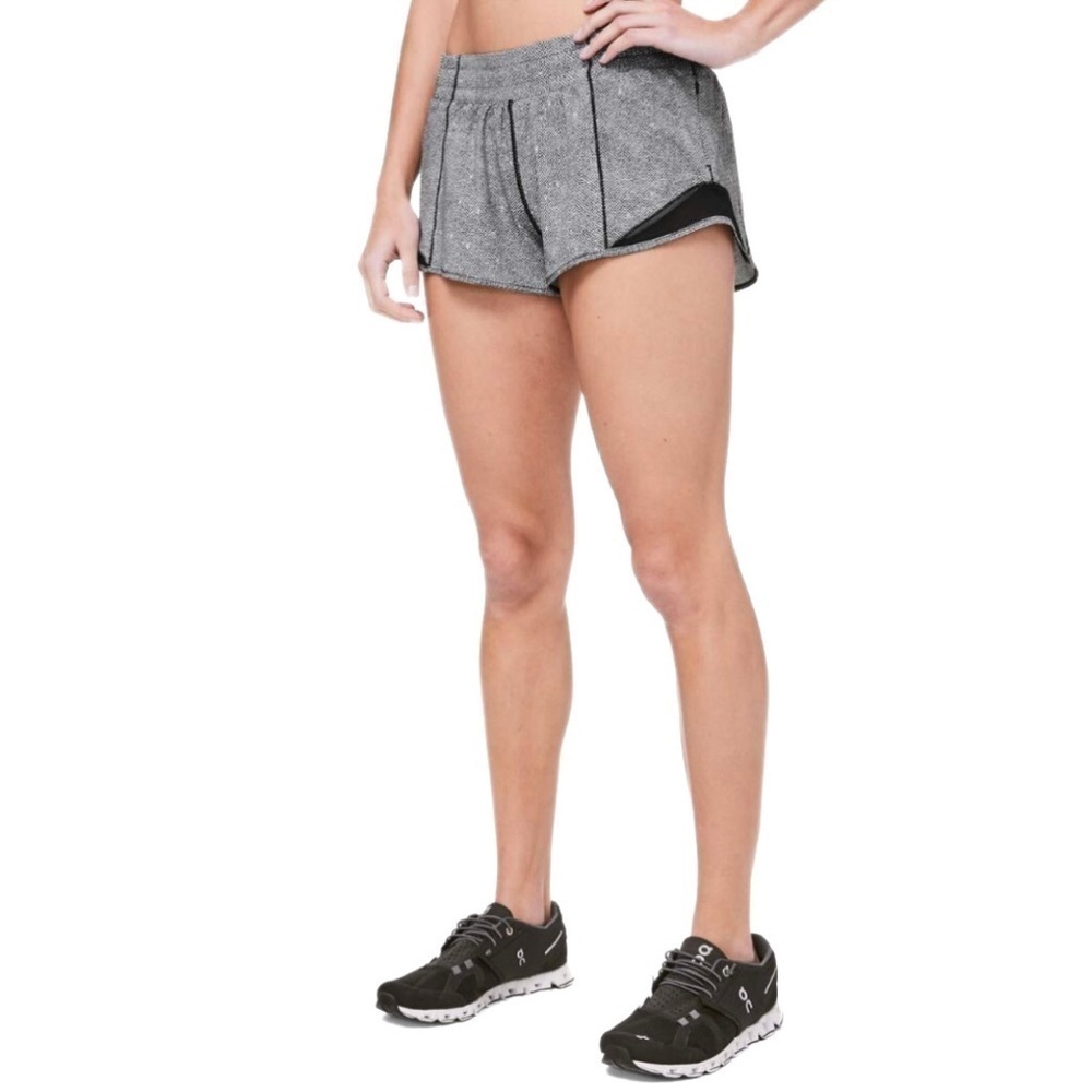 Lululemon Black/White Seawheeze Hotty Hot 4" Shorts Size 8Tall